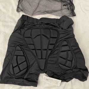 Shorts acolchoados com proteção para impacto no snowboard e proteção para os joelhos recebidos do cliente P***e